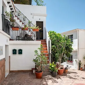 Traditional 2 Double Bed In Quiet Square Benalmádena